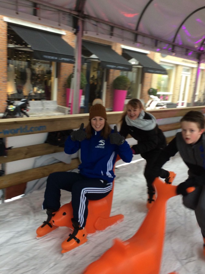 Samen met juf Tessa schaatsen